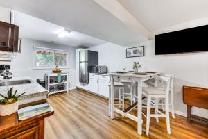 Hillside Place with Mountain Views about 8 Mi to Dtwn!