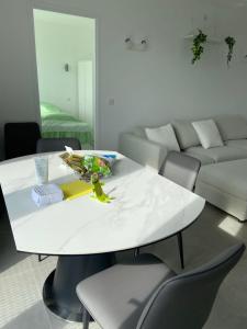 Room only - Serene room with Chineses-Parisian