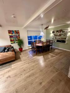 Luxurious House with hot & cold tub