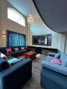 Lujosa Casa - Jacuzzi - BBQ - 15 min Aeropuerto