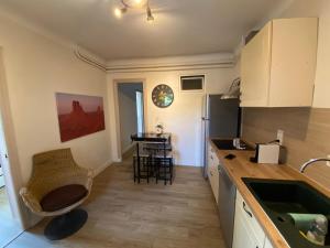 La campagne en ville piscine, jardins et 2 chambres tout confort