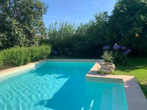 La campagne en ville piscine, jardins et 2 chambres tout confort