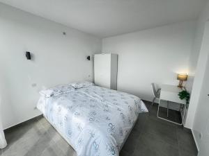 Room only - Serene room with Chineses-Parisian