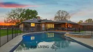 Gorgeous 4BR Holiday Home with Huge Yard, Pool & Hot Tub - Sanger