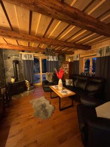 Oskarówka domek w górach na odludziu z jacuzzi i sauną - kominek i Netflix