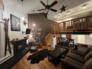 Ski In, Ski Out Cozy Creek Side Cabin w Front Yard - Hebron