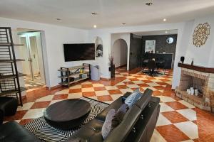 Apartment in big house with private pool & large outdoor space