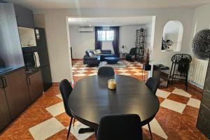 Apartment in big house with private pool & large outdoor space