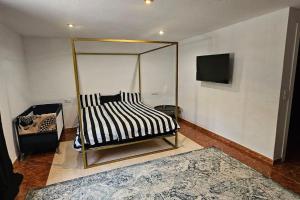 Apartment in big house with private pool & large outdoor space