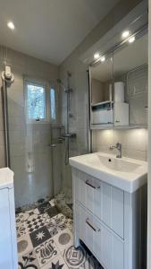 Modernt gästhus med två sovrum och sovmöjlighet för upp till fem personer