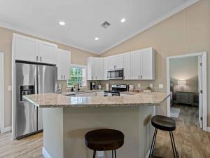 Stylish Fun & Comfy - Mins to Beaches - Backyard