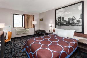 Queen Room - Mobility Access/Non-Smoking room in Super 8 by Wyndham Mt. Vernon