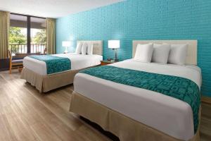 Double Room with Two Double Beds - Disability Access/Non-Smoking room in Howard Johnson by Wyndham Galloway Atlantic City Area
