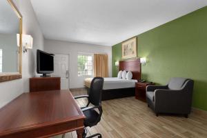 Queen Room - Smoking room in Travelodge Suites by Wyndham Lake Okeechobee