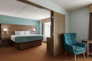 One-Bedroom King Suite - Non-Smoking room in Wingate by Wyndham Louisville East