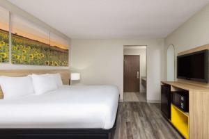 Days Inn & Suites by Wyndham Kansas City - CHIEFS Stadium