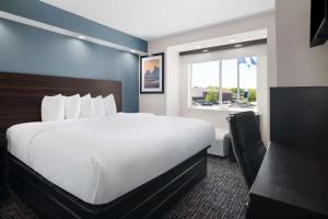 King Room - Non-Smoking room in Days Inn & Suites by Wyndham Boardman