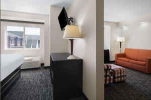 King Suite - Non-Smoking room in Days Inn & Suites by Wyndham Boardman