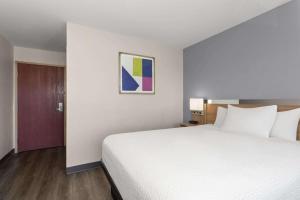 Queen Suite with Bath Tub - Mobility Accessible/Non-Smoking room in Microtel Inn & Suites by Wyndham Panama City