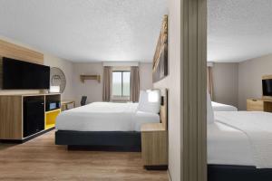 Deluxe Suite room in Days Inn By Wyndham Carthage