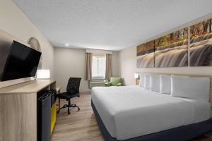 Deluxe King Room - Non-Smoking room in Days Inn By Wyndham Carthage