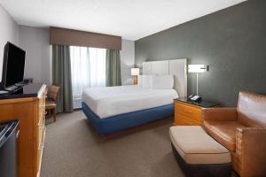 Queen Room - Mobility Access/Non-Smoking room in Travelodge by Wyndham Redwood Falls