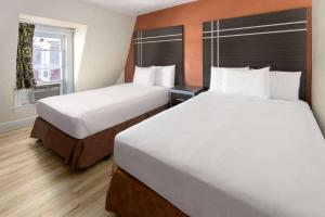 Double Room with Two Double Beds - Non-Smoking room in Wildwood Inn