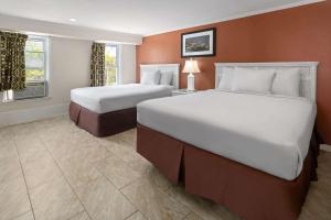 One-Bedroom Suite with Three Queen Beds - Non-Smoking room in Wildwood Inn
