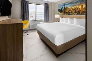 Queen Room - Non-Smoking room in Days Inn by Wyndham Staten Island