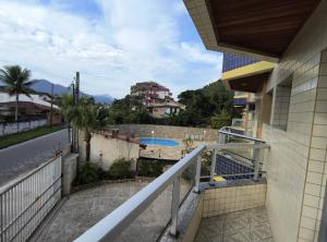Apartamento com piscina, 300m da praia
