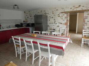 Maisons de vacances Maison renovee en pleine campagne avec terrain, terrasse et equipements familiaux - FR-1-426-157 : photos des chambres