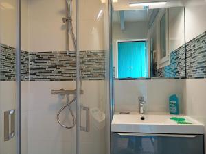 Maisons de vacances Maison de vacances a 500m de la plage avec piscine, jardin et equipements inclus - FR-1-639-126 : photos des chambres