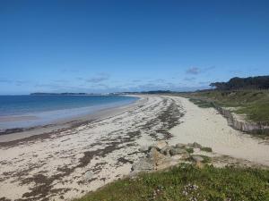 Maisons de vacances Maison de vacances a 500m de la plage avec piscine, jardin et equipements inclus - FR-1-639-126 : photos des chambres