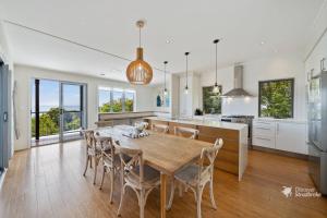 Bombora 4 Bedroom By Discover Stradbroke