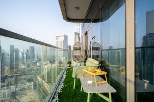 Sky-High Oasis with Burj Khalifa Views, Rooftop Infinity Pool, 3BR Apartment in Paramount Hotel Midtown