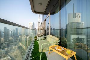Sky-High Oasis with Burj Khalifa Views, Rooftop Infinity Pool, 3BR Apartment in Paramount Hotel Midtown