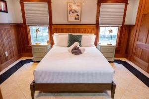 Be A Nomad - Stunning Old World Home Top Oceanviews