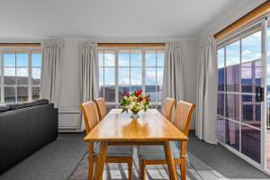 Luxury Sandy Bay Living River Views Free Parking