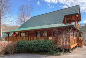 Smoky Heights Overlook, Luxury Log Cabin, Mountain & City Views