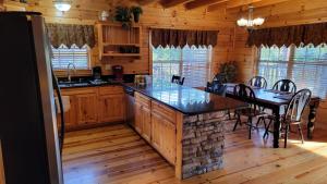 Smoky Heights Overlook, Luxury Log Cabin, Mountain & City Views
