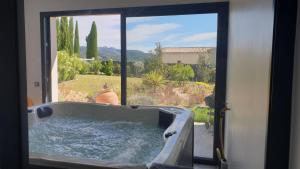 Villas Villa moderne avec jacuzzi, piscine et vue : photos des chambres