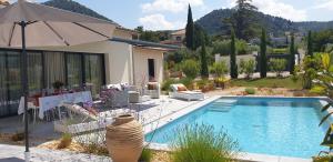 Villas Villa moderne avec jacuzzi, piscine et vue : photos des chambres