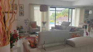 Villas Villa moderne avec jacuzzi, piscine et vue : photos des chambres