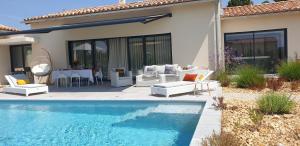 Villas Villa moderne avec jacuzzi, piscine et vue : photos des chambres