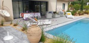 Villas Villa moderne avec jacuzzi, piscine et vue : photos des chambres