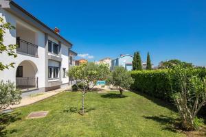 Premium Villa - pool, big garden, seaside town