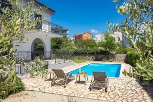Premium Villa - pool, big garden, seaside town