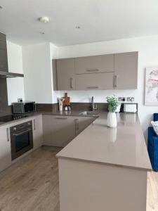 Spacious 2bed 2bath, 1 min walk to DLR, 4 mins to Canary Wharf