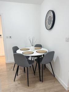 Luxury 2 bed 2 bath 1 min from station