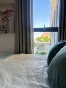 Spacious 2bed 2bath, 1 min walk to DLR, 4 mins to Canary Wharf